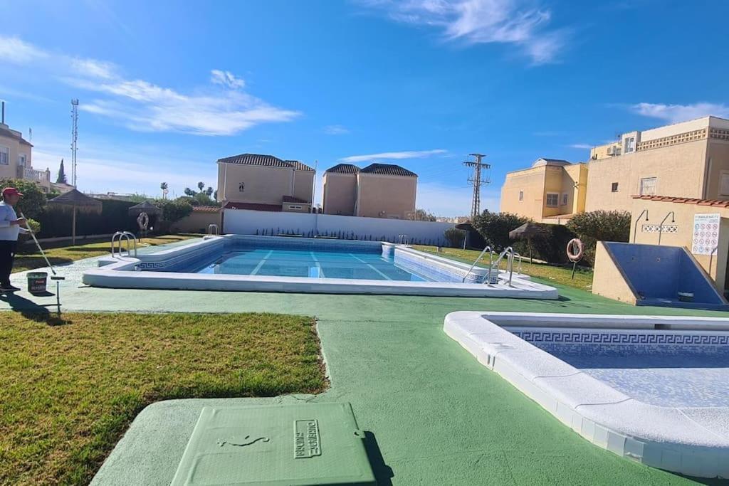 Bungalow Avec Piscine Torrevieja Exterior foto